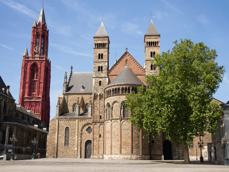 Basiliek van Sint Servaas en Sint-Janskerk op het Vrijthof in Maastricht.