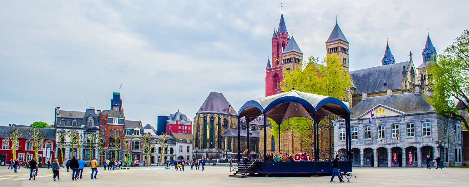 Vrijthof Maastricht met historische gebouwen en terrasjes.