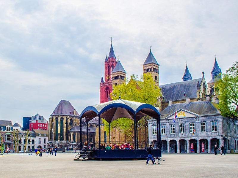 Vrijthof Maastricht met historische gebouwen en terrasjes.